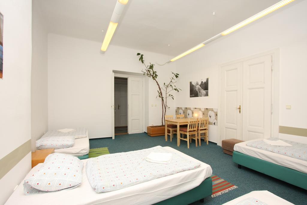 Charles Square Hostel Praha Rom bilde